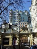 2009 р. Брама на тлі будинку № 11 по…