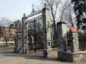 2009 р. Брама на розі бульвара…