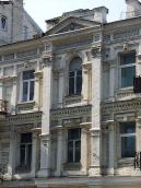 Центральна частина головного фасаду