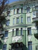 Центральна частина головного фасаду