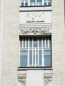 Вікно сходової клітки і плита з датою…