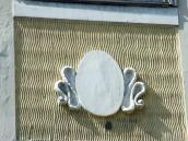 Рельєфна вставка між 2 і 3 поверхами