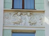 Рельєфна вставка між 3 і 4 поверхами