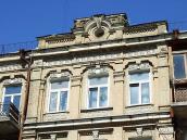 Вікна 4-го поверху і фронтон