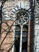 Вікно-біфорій з розеткою