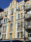 Центральна частина головного фасаду