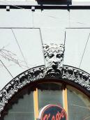 Замковий камінь вікна 1-го поверху