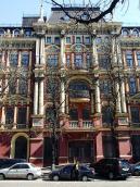 2009 р. Центральна частина фасаду по…