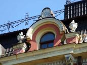 Фронтончик з вікном