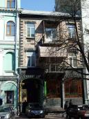 2009 р. Головний фасад будинку-вставки