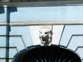 Замковий камінь проїзду з маскою лева