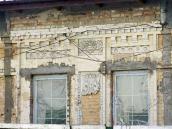 Фрагмент фасаду із залишками декору