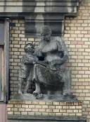 Мати з донькою читають книгу