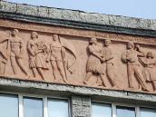 Чоловік з прапором; жінка з квітами;…