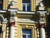 Антаблемент між 3 і 4 поверхами