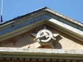 Фронтон з гербом