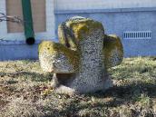 2011 р. Хрест на схід від церкви.…