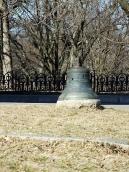 2011 р. Дзвін на схід від церкви.…