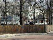 Комора, криниця і хата