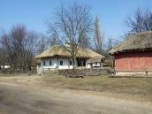 Хата, брама, криниця