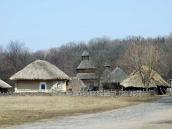 2011 р. Садиби 5 та 6 на тлі церкви