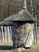 2011 р. Вулик на тлі каплиці із Клесова