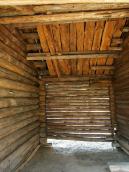 2011 р. Сіни між хатою (ліворуч) і…