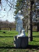 2011 р. Скульптура “Дівчина з яблуками”