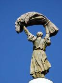 Скульптура “Дівчина зі снопом”