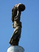 Скульптура “Дівчина зі снопом”