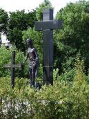 Пам’ятний хрест перед каплицею