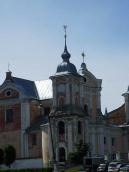 Головний фасад костелу