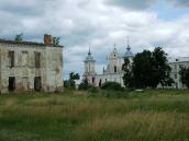 Східний ризаліт палацу на тлі кляштора…