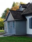 Ґанок сірого будинку