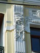 Рельєфний маскарон на пілястрі