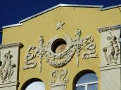 Рельєф на фронтоні