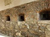 Бійниці в проїзді (праворуч від входу)