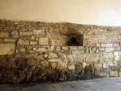 Бійниця в проїзді (ліворуч від входу)