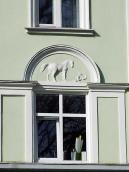 Вікно 2-го поверху з рельєфом в тимпані