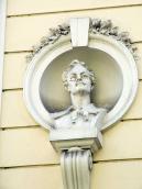 Бюст 3 в ніші