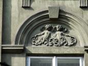 Рельєф у тимпані вікна