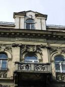 Балкон 4-го поверху і фронтон