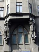 Фрагмент еркера з кронштейнами-рицарями