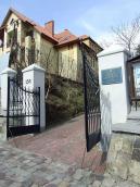 2012 р. Брама на тлі «хатинки» № 156а