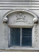 Вікно сходової клітки з рельєфним…