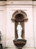 Постать богородиці в ніші