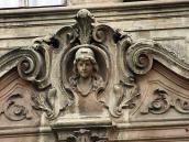 Фронтон з маскароном