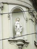 Скульптура богородиці в ніші