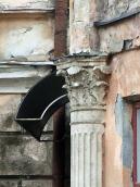 Капітель півколони