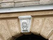 2012 р. Маскарон над входом